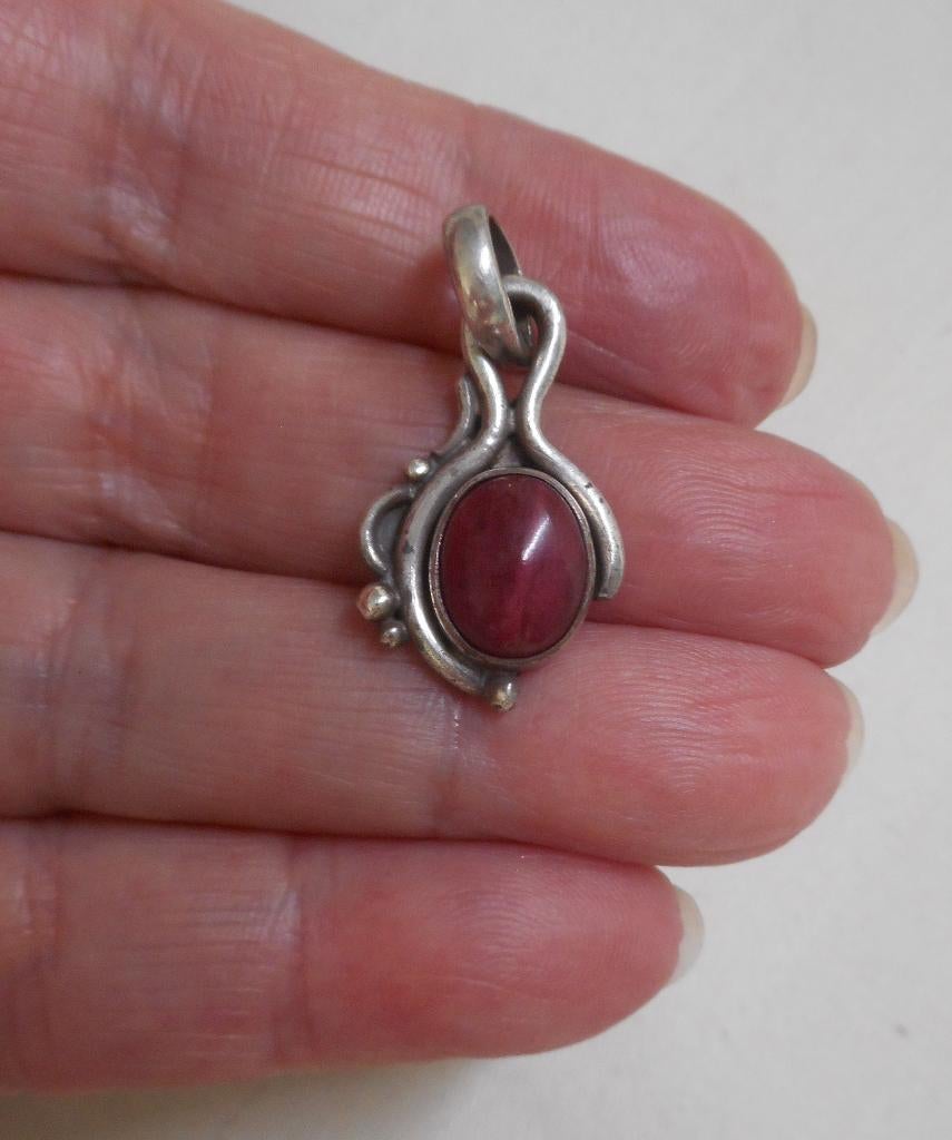 Zilveren vintage hanger met rode steen nr.1538, Verzenden, Zo goed als nieuw, Zilver, Zilver