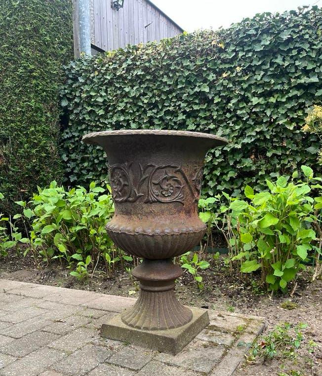 Set van 2 Oude Gietijzeren Bloempotten - Klassiek Design, Tuin en Terras, Ophalen, Gebruikt, Minder dan 60 cm, Rond