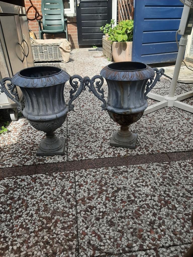 2 mooie  gietijzeren Vazen, Tuin en Terras, Ophalen of Verzenden, Zo goed als nieuw