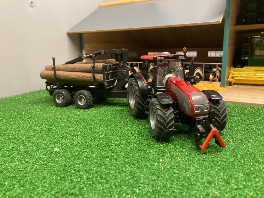Dikke valtra t191 met bomenwagem, Hobby en Vrije tijd, Modelauto's | 1:32, Ophalen of Verzenden, Zo goed als nieuw, Tractor of Landbouw