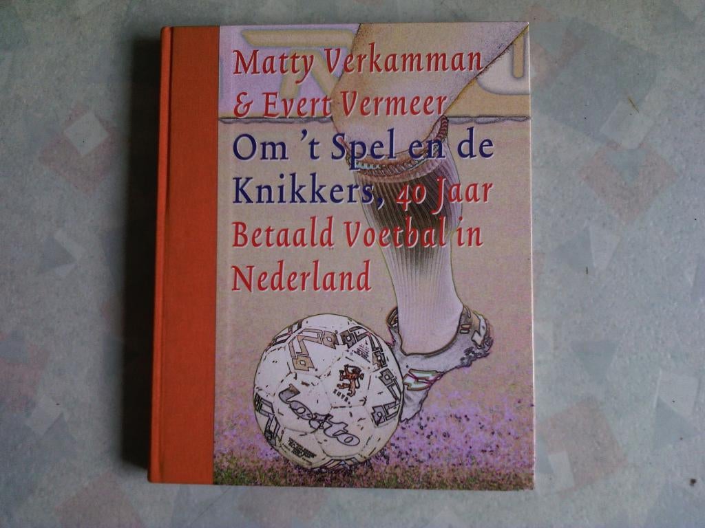 voetbalboek- Om t spel en de knikkers- 40 jr.Betaaldvoetbal, Ophalen of Verzenden, Zo goed als nieuw, Balsport