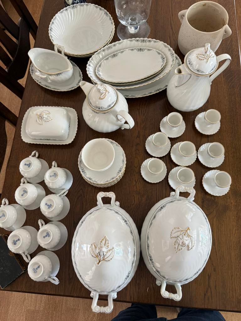 Merk Kaiser. Complete servies set – Wit  met gouden details, Antiek en Kunst, Antiek | Servies compleet, Ophalen