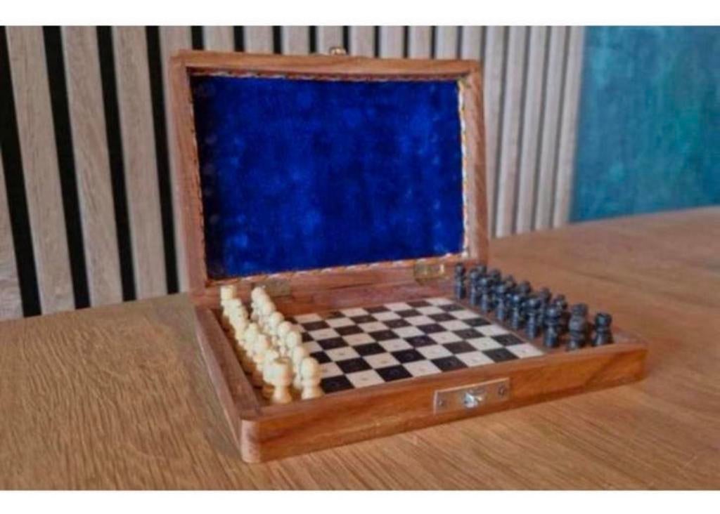 Schaakspel Hand carved massief Hout 1960-1970 gedetailleerd, Ophalen of Verzenden, Zo goed als nieuw, H, H