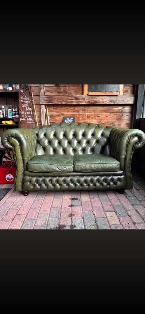 Chesterfield 2 zits bank, Ophalen of Verzenden, Zo goed als nieuw, Leer, 75 tot 100 cm
