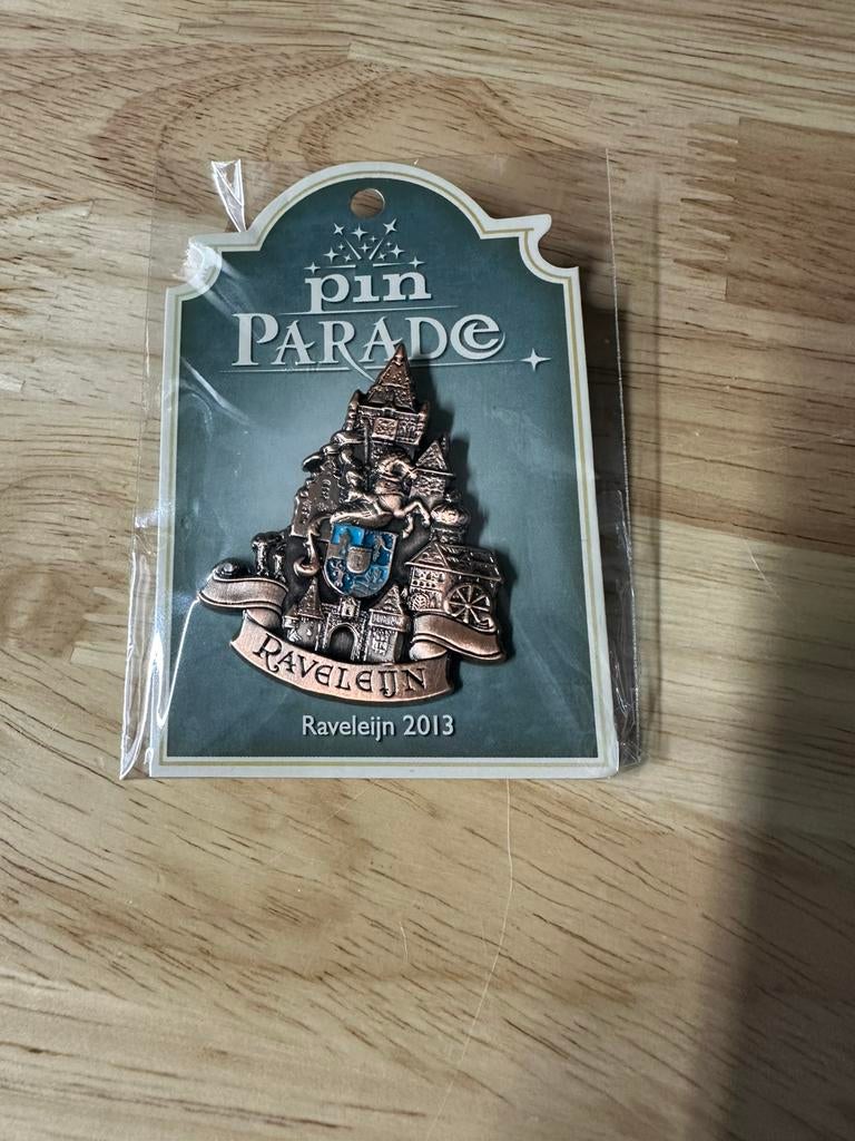 Efteling pin raveleijn 2013, Verzamelen, Ophalen of Verzenden, Zo goed als nieuw, Button of Speldje