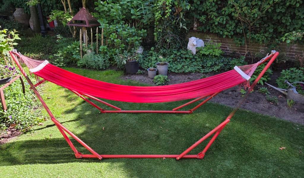 Hangmat met ijzeren onderstel., Ophalen