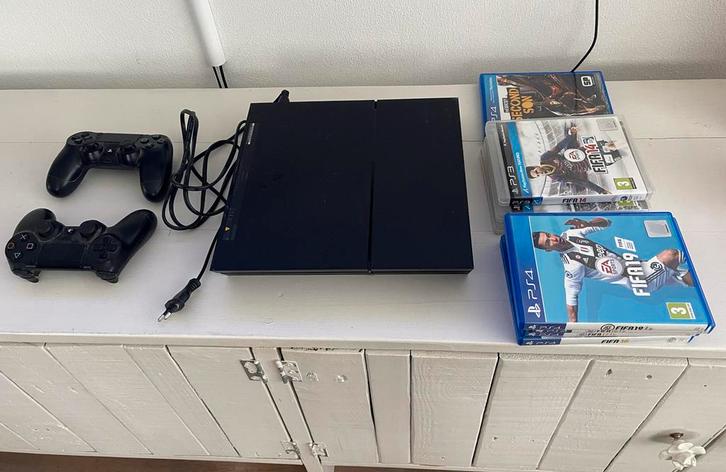 Playstation PS4 met 2 controllers, 8 games, FIA 16,17,18,19, Spelcomputers en Games, Spelcomputers | Sony PlayStation 4, Gebruikt
