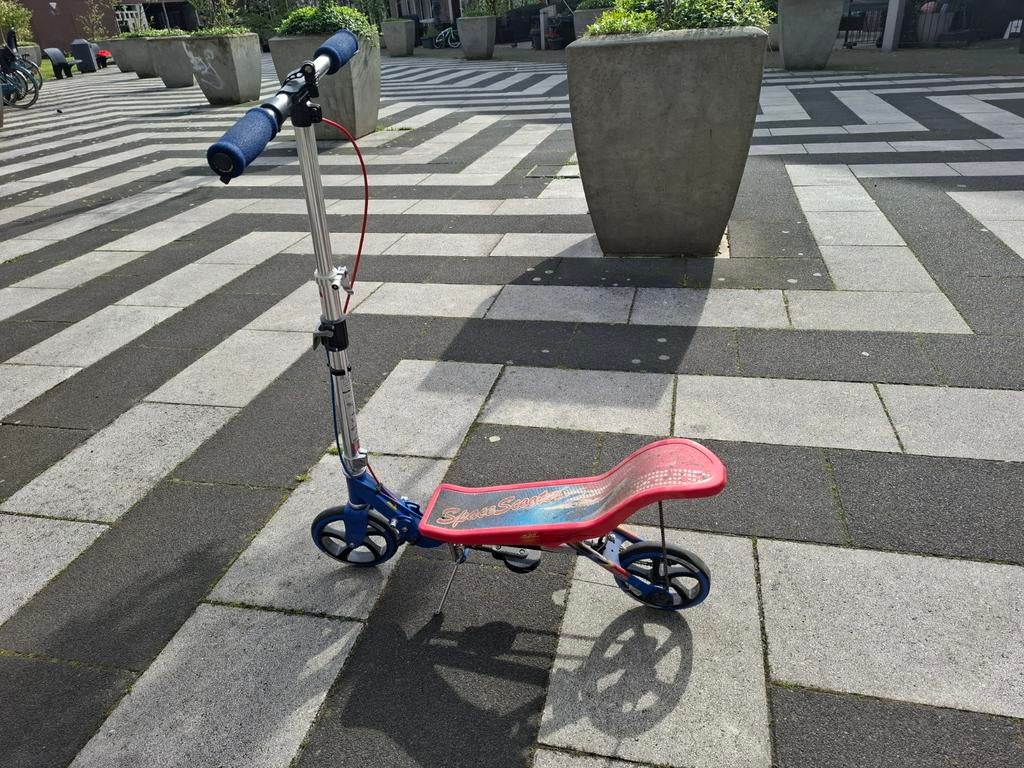 Space Scooter rood/blauw in goede staat, Fietsen en Brommers, Steps, Ophalen, Zo goed als nieuw, Overige typen, Space Scooter