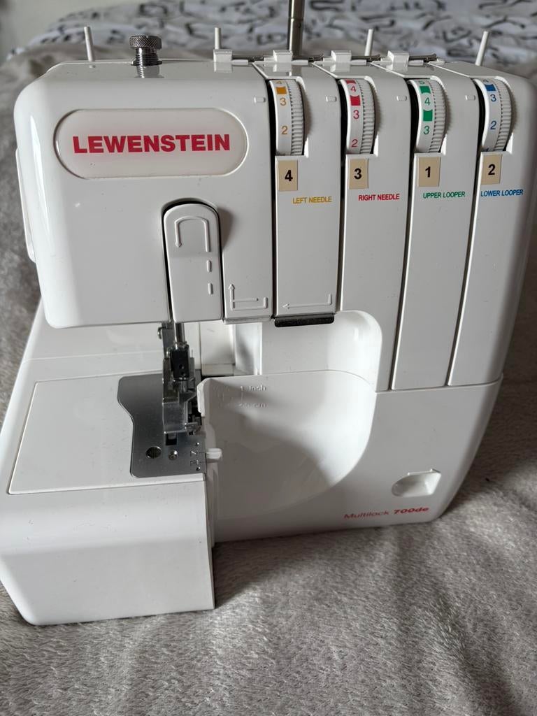 Lewenstein Multilock 700de Lockmachine Incl. Luxe Voetjesset, Hobby en Vrije tijd, Naaimachines en Toebehoren, Verzenden, Gebruikt