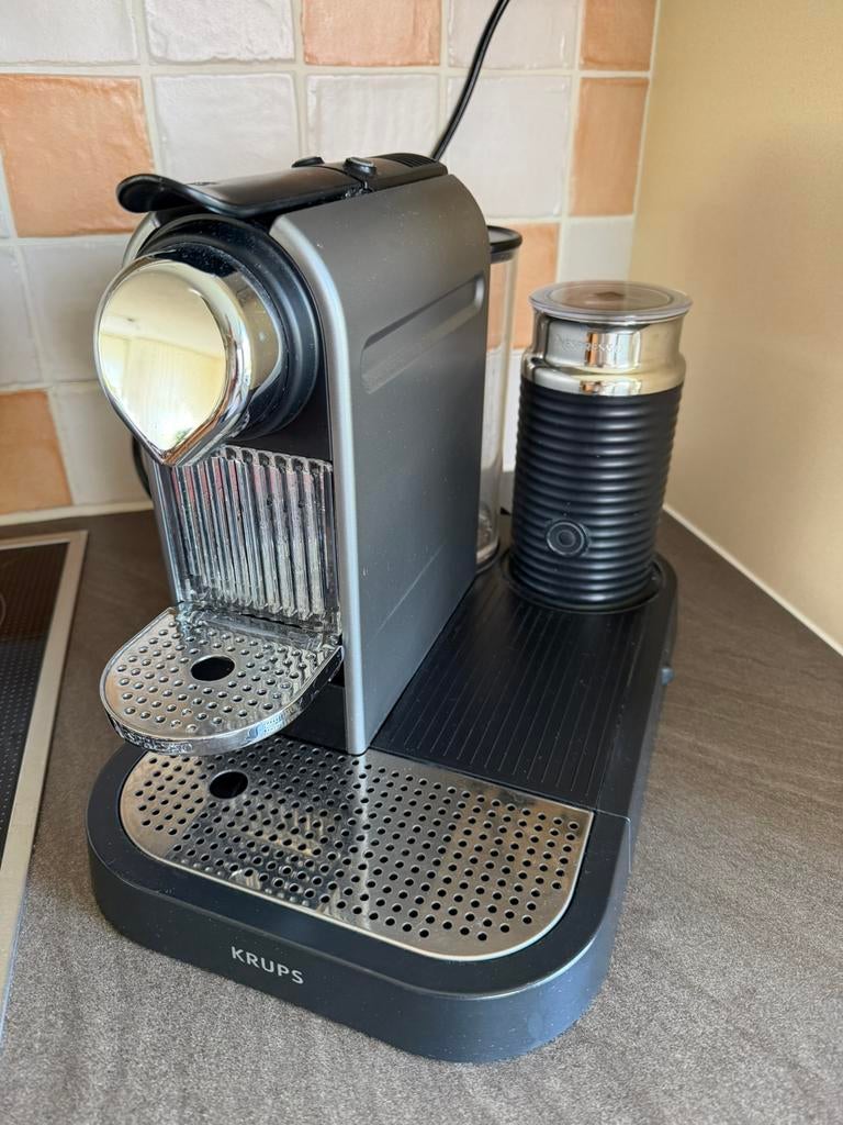 Nespresso Inissia koffiemachine met melkopschuimer, Ophalen, Gebruikt, Koffiemachine, 1 kopje