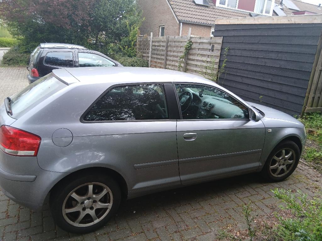 Audi A3 1.6 75KW 3D 2004 Grijs, Auto's, Voorwielaandrijving, Zwart, 4 cilinders, 1200 kg