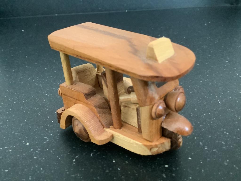 Mooie houten tuk tuk taxi hout tuktuk auto miniatuur, Ophalen of Verzenden, Zo goed als nieuw