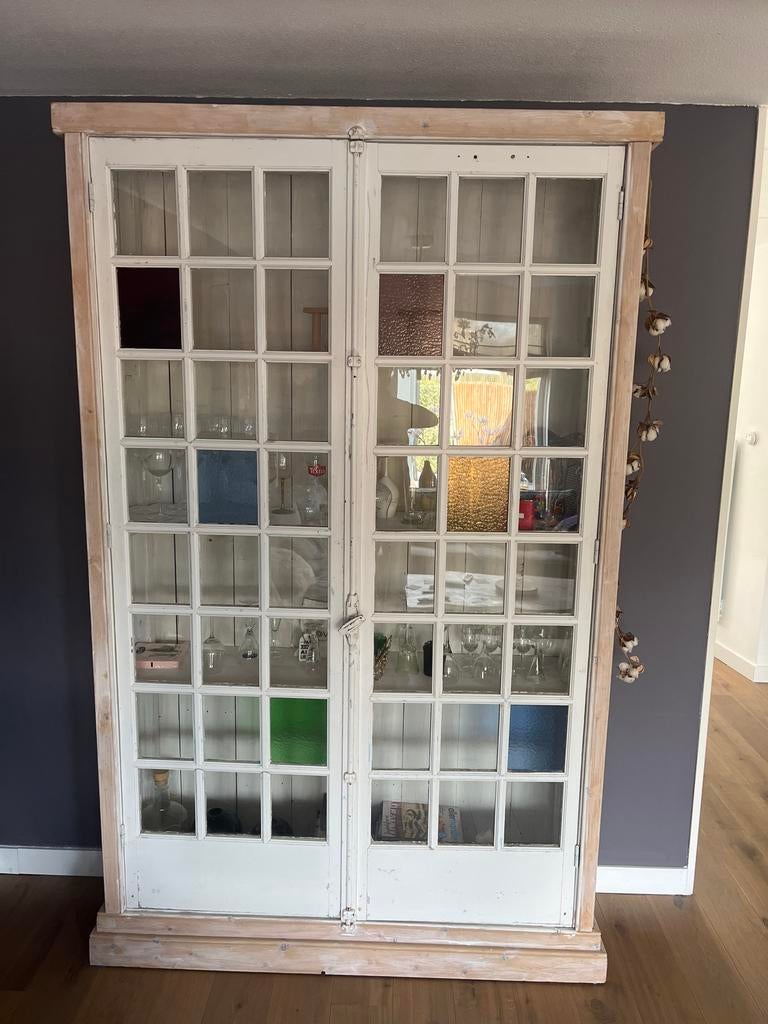 Witte vitrinekast met glazen deuren, Huis en Inrichting, Kasten | Vitrinekasten, Gebruikt, 150 tot 200 cm, 25 tot 50 cm, Overige houtsoorten