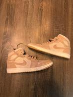 Nike Air Jordan 1 Mid 'Desert Sand' - Maat 43/, Kleding | Heren, Schoenen, Ophalen of Verzenden, Gedragen, Overige kleuren, Sneakers of Gympen