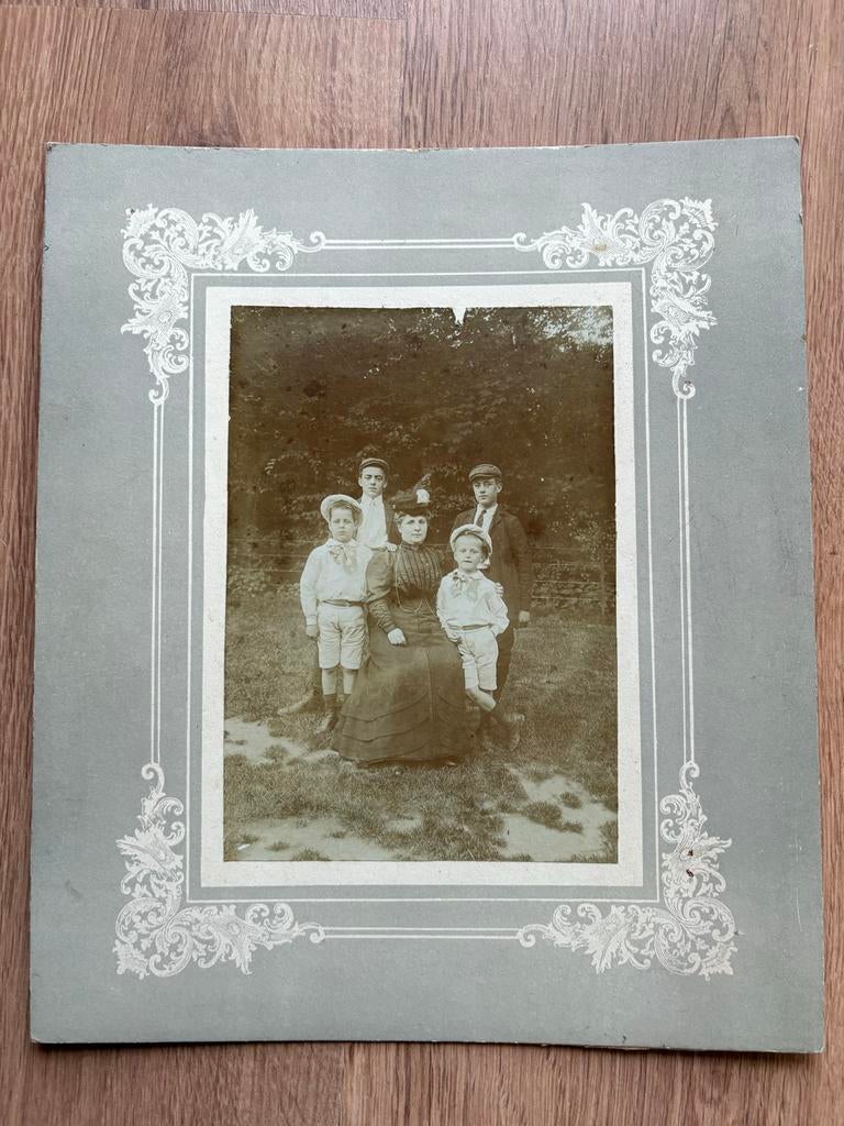 Antieke foto van een familie, sepia, Ophalen