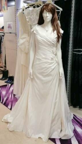 Modeca Collection nieuwe trouwjurk Ivory + sleep mt 40 37215, Trouwjurk, ., Wit, Nieuw