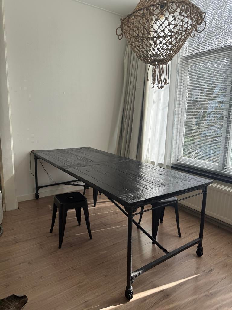 Robuuste zwarte eettafel van oude deur met stalen poten, Ophalen, Gebruikt, 200 cm of meer, 50 tot 100 cm