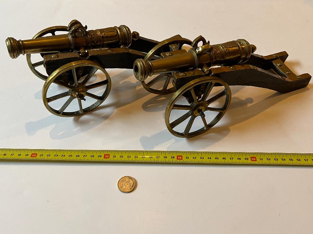 twee antieke bronzen miniatuur kanonnen op houten affuit, Antiek en Kunst, Verzenden, Brons