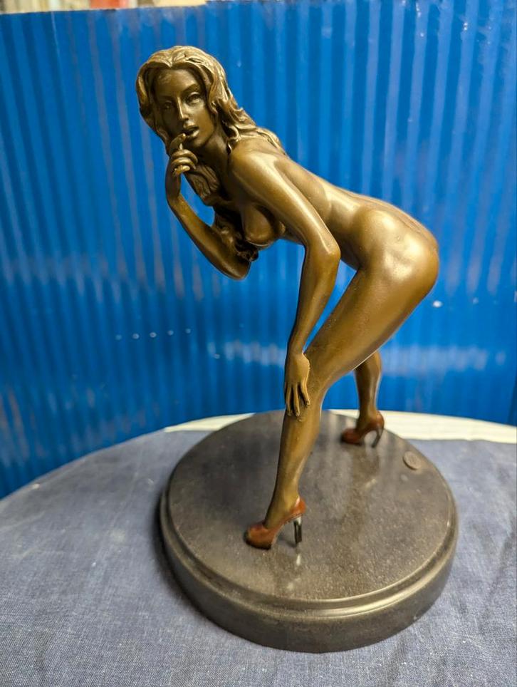 Bronzen beeld van een elegante dame op marmeren sokkel, Antiek en Kunst, Kunst | Beelden en Houtsnijwerken, Ophalen of Verzenden