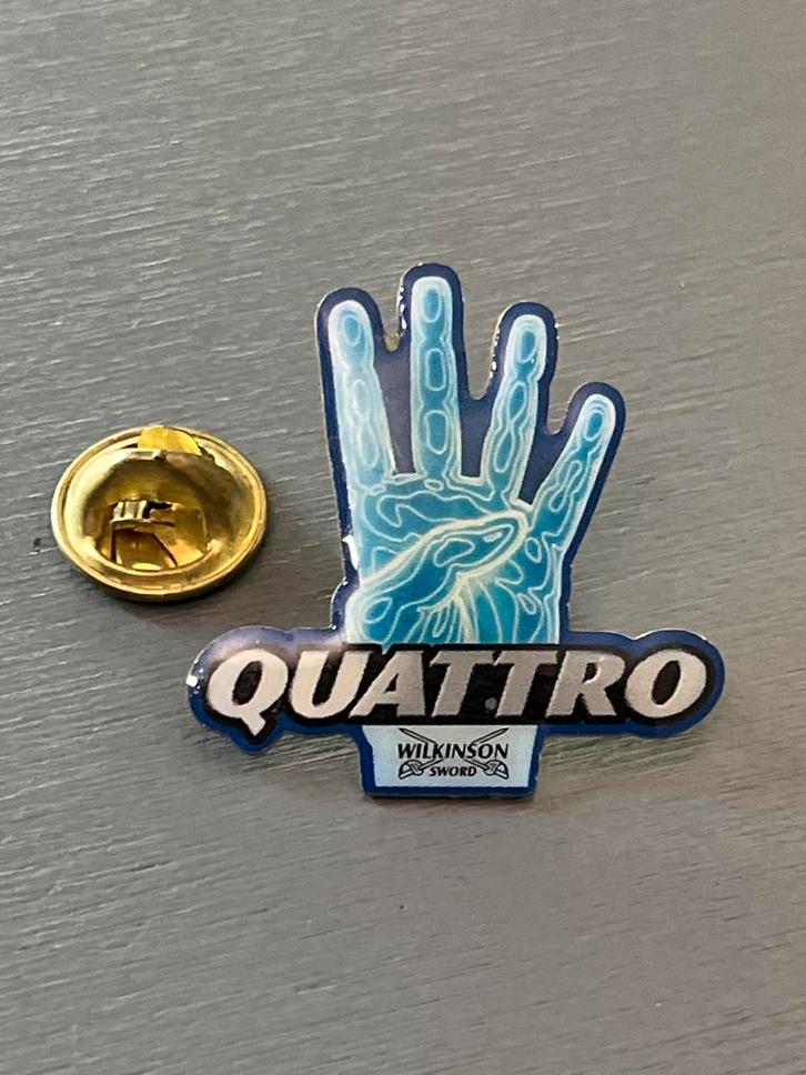 Wilkinson Sword Quattro scheermesje pin/speldje, Verzamelen, Speldjes, Pins en Buttons, Zo goed als nieuw, Speldje of Pin, Merk