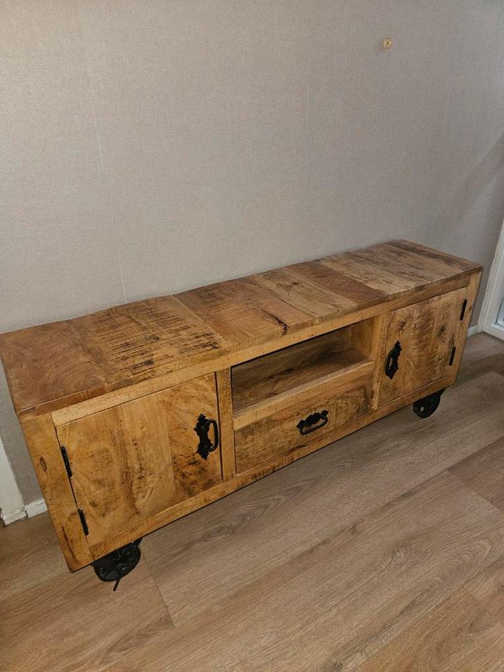 Robuust TV meubel massief mangohout met industriële look, Huis en Inrichting, Kasten | Televisiemeubels, Gebruikt, Minder dan 100 cm