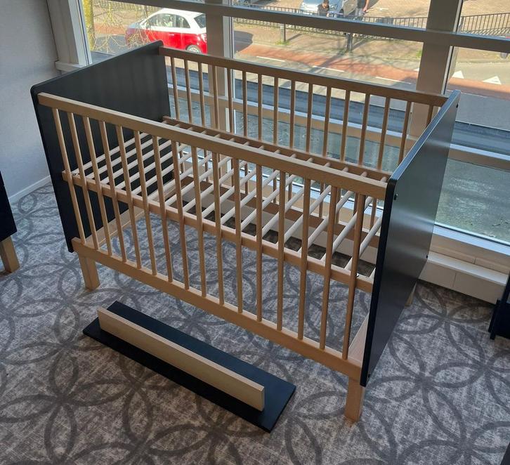 Bopita Floris Ledikant 60x120 – Zwart Hout –Babykamer Outlet, Kinderen en Baby's, Babywiegjes en Ledikanten, Nieuw, Ledikant, Ophalen