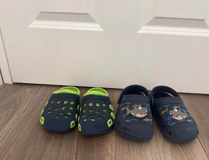 2 pars clogs mules maat 26, Kinderen en Baby's, Kinderkleding | Schoenen en Sokken, Gebruikt, Ophalen of Verzenden, Laarzen, Jongen