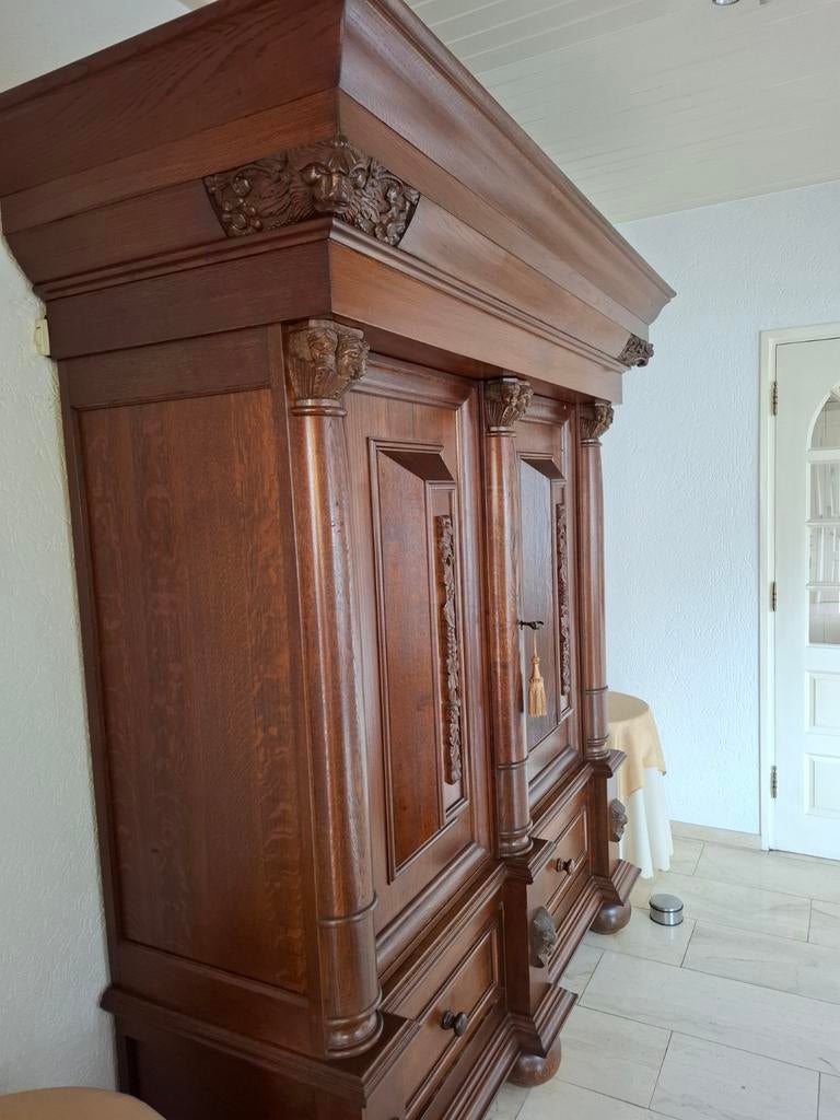 Grote houten kast met houtsnijwerk, Ophalen