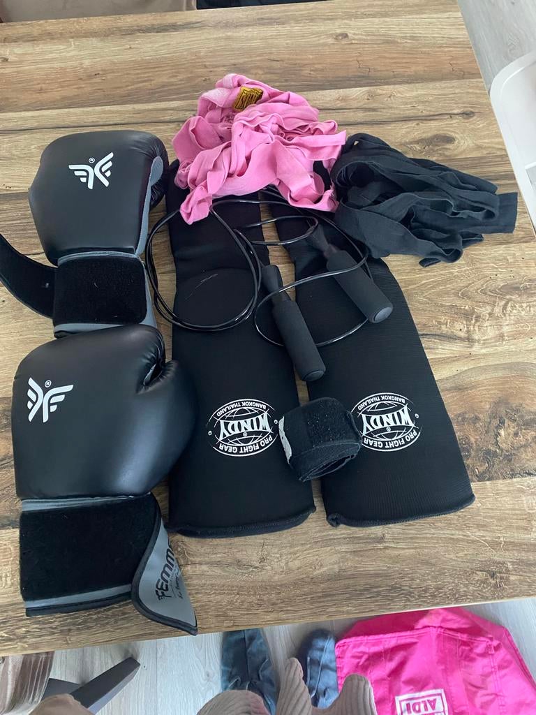 Boksspullen set: handschoenen, scheenbeschermers, touw, Ophalen, Gebruikt, Overige, Vechtsportbescherming