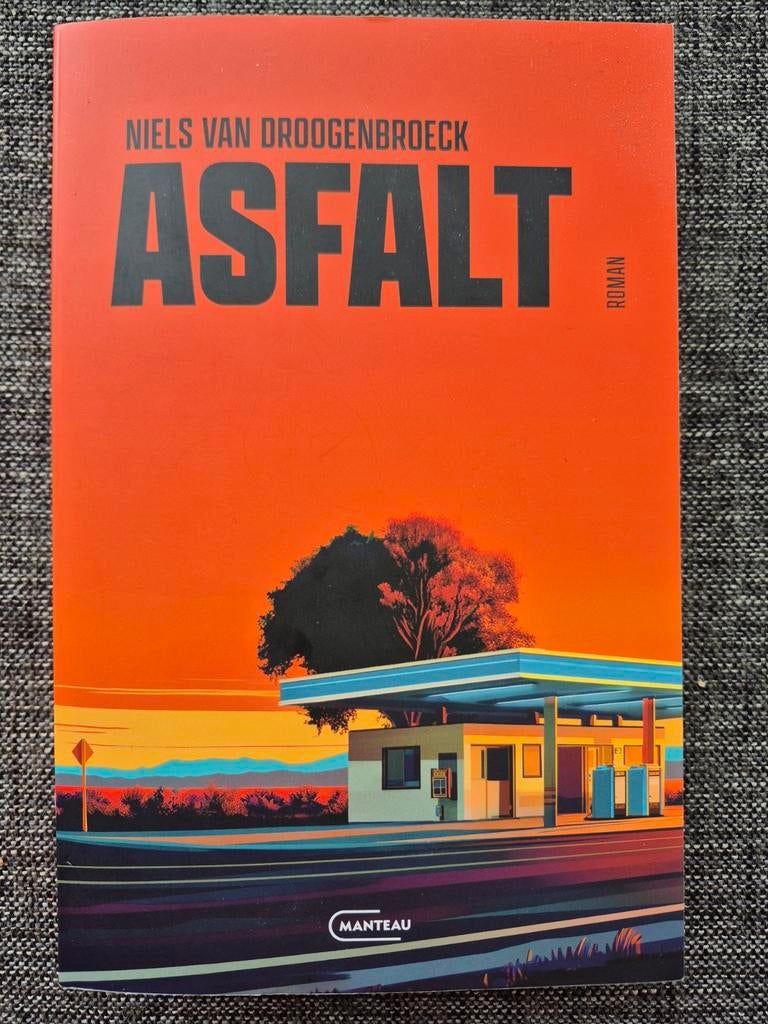 Asfalt | Niels Van Droogenbroeck | Vlaamse roman, Ophalen of Verzenden, Zo goed als nieuw, Niels Van Droogenbroeck, België