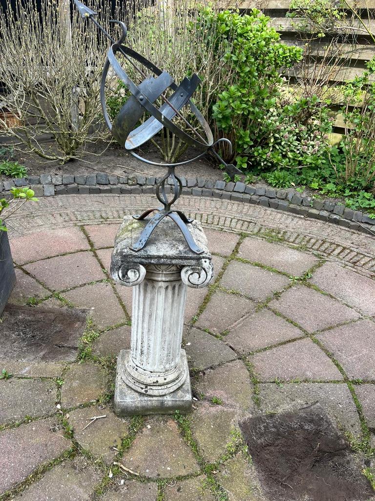 Zonnewijzer op sokkel, Tuin en Terras, Tuinbeelden, Ophalen, Gebruikt, Metaal, Overige typen