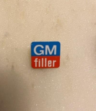 GM Filler auto speldje, Verzamelen, Speldjes, Pins en Buttons, Ophalen of Verzenden, Zo goed als nieuw, Overige onderwerpen