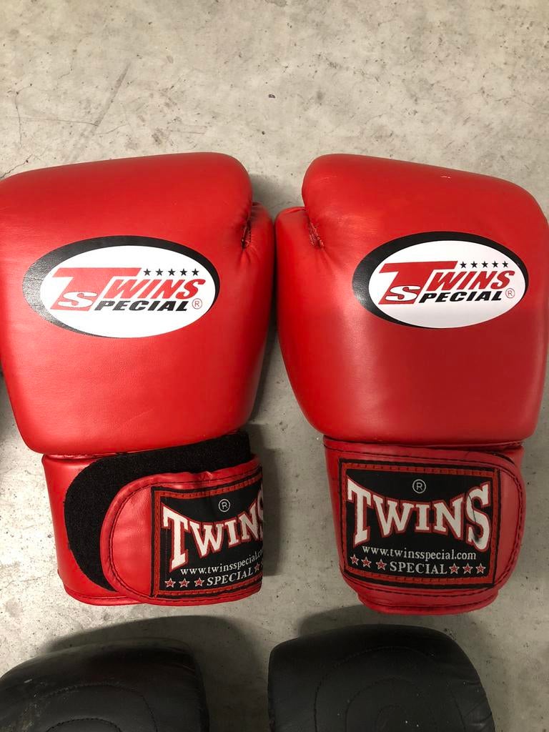 4 paar bokshandschoenen gedragen Twins Rumble, Sport en Fitness, Ophalen, Zo goed als nieuw, Bokshandschoenen