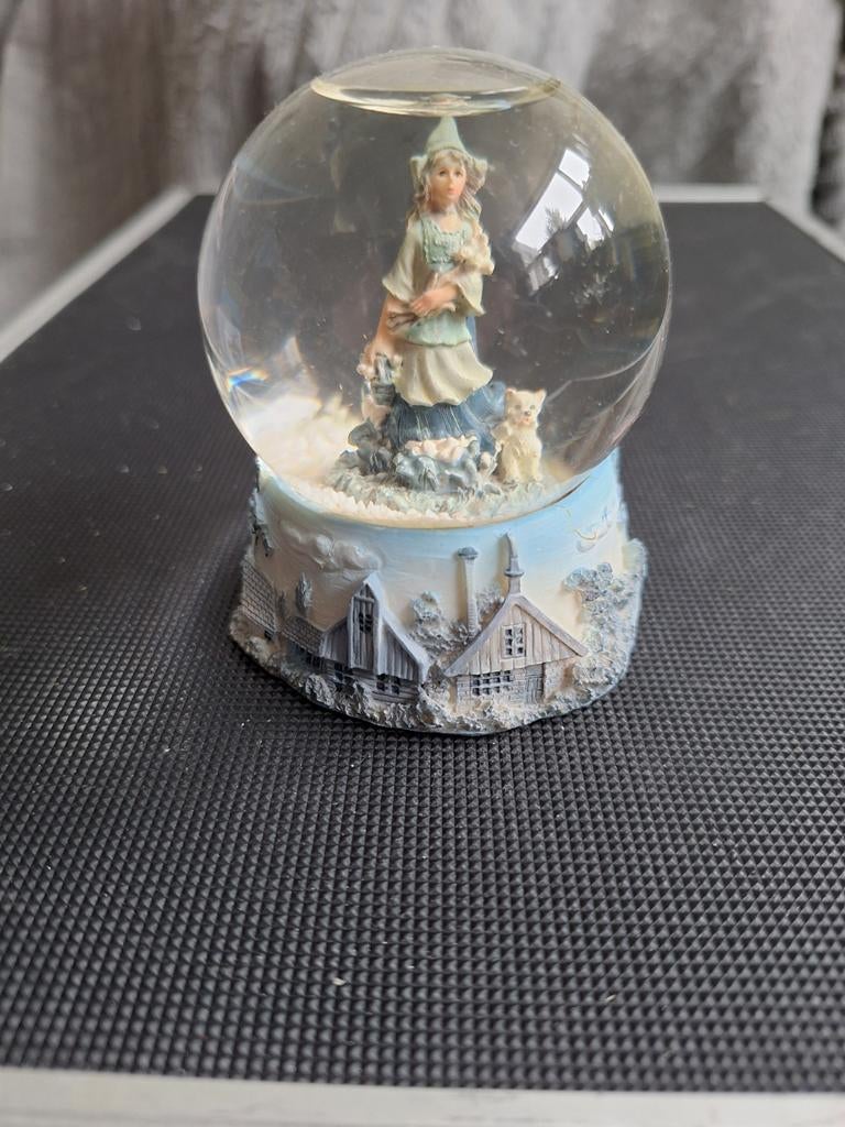 Sneeuwbol bosnimf met hond, Ophalen of Verzenden, Zo goed als nieuw, Fantasy