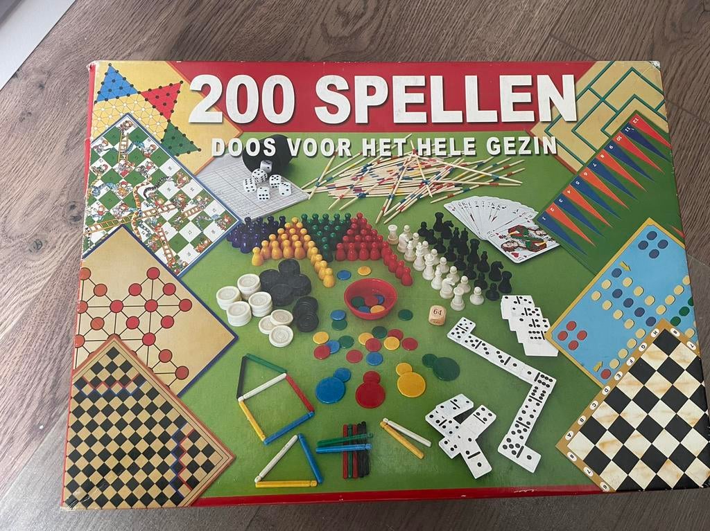 Gezelschapsspellen in 1 doos, Ophalen, Gebruikt