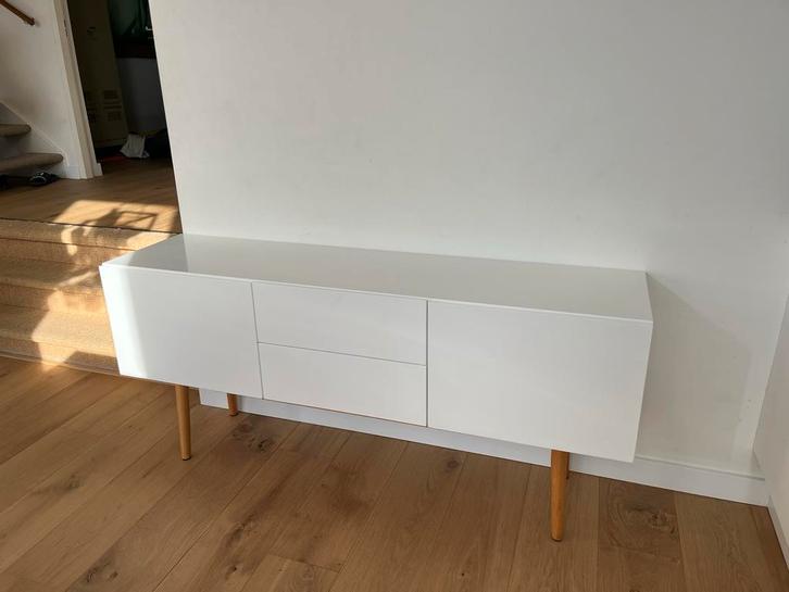 Zuiver dressoir wit met houten pootjes, Huis en Inrichting, Kasten | Televisiemeubels, Zo goed als nieuw, Minder dan 100 cm, 150 tot 200 cm