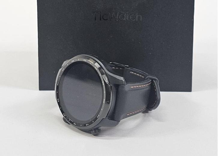 Mobvoi Ticwatch Pro 3 GPS - Zwart | Tweedehands, Sieraden, Tassen en Uiterlijk, Smartwatches, Gebruikt, Android, Zwart, Afstand