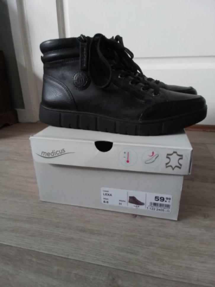 Zwarte  Medicus sneakers maat 6,5 is maat 40, Kleding | Dames, Schoenen, Zo goed als nieuw, Sneakers of Gympen, Zwart, Ophalen of Verzenden