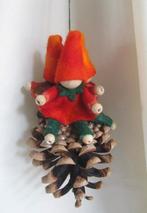 Vintage kerstkabouter op dennenappel, Diversen, Ophalen of Verzenden, Gebruikt