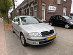 Skoda Octavia Combi 1.6 FSI Ambiente NIEUWE DISTRIBUTIE KETT, Voorwielaandrijving, 15 km/l, Gebruikt, Zwart