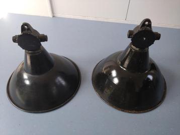2 Vintage Industriële emaille lampenkappen LBD beschikbaar voor biedingen