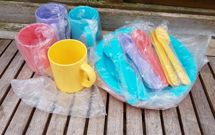 Campingset, 4 borden, 4 bekers, 4 bestekjes, Caravans en Kamperen, Kampeeraccessoires, Nieuw, Ophalen of Verzenden