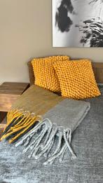 2 okergele kussentjes+ plaid,samen €10,-!!, Huis en Inrichting, Ophalen, Zo goed als nieuw