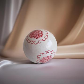 Een ronde bal gips Ø 10 cm met bloemmotief beschikbaar voor biedingen