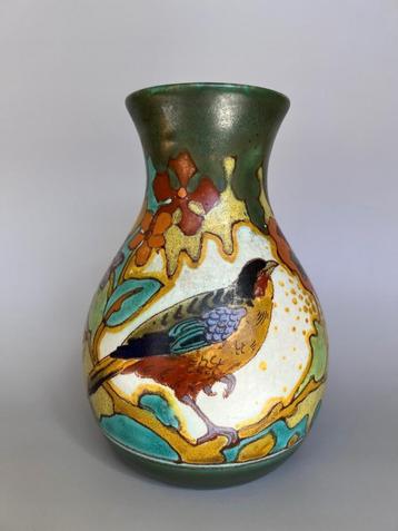 Art Nouveau Gouda plateel vaas beschikbaar voor biedingen