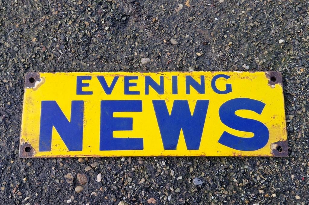 Origineel Evening News Emaille reclamebord met patina 1936, Verzamelen, Merken en Reclamevoorwerpen, Gebruikt, Reclamebord, Ophalen of Verzenden