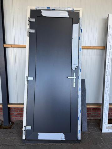 Grijze Buitendeur -  nieuw 235 x 95 beschikbaar voor biedingen