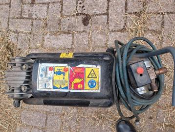 compressor met hogedrukreiniger slang, werkt goed.  beschikbaar voor biedingen