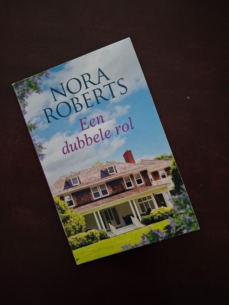 Nora Roberts - een dubbele rol, Boeken, Romans, Zo goed als nieuw, Ophalen of Verzenden