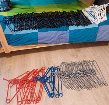 105 Kunststof kledinghangers met draaibare haak beschikbaar voor biedingen